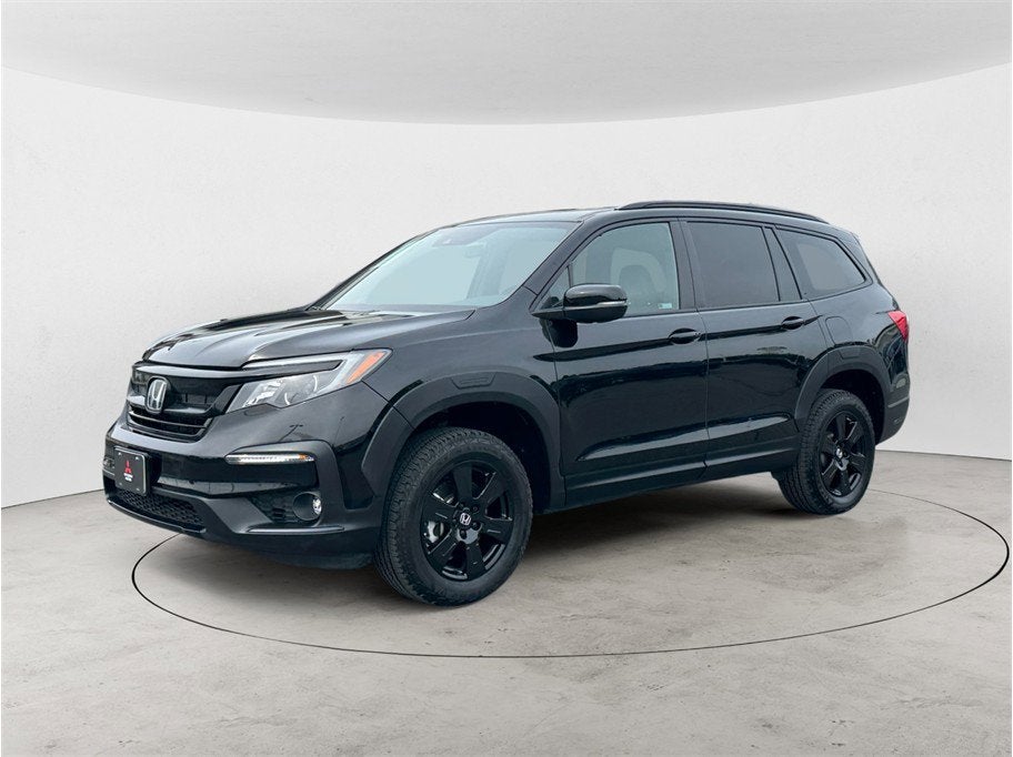 2022 Honda Pilot TrailSport in Black — front three-quarter view