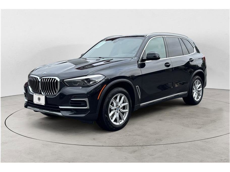 2022 BMW X5 xDrive40i in Black Sapphire Metallic — front three-quarter view