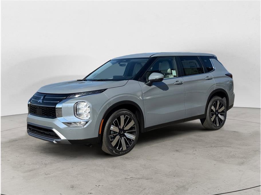 2026 Mitsubishi Outlander SE Sport Utility 4D in Moonstone Gray Metallic W/ Black Roof — front three-quarter view