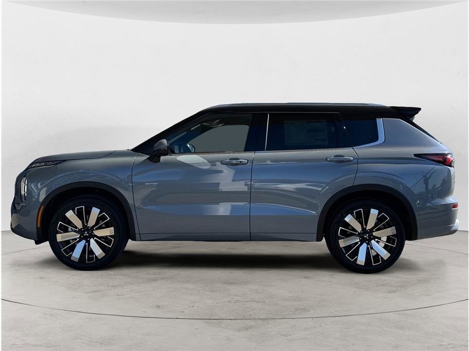 2026 Mitsubishi Outlander — side profile view